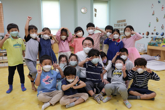 윤석열 대통령이 27일 세종시 도담동 아이누리 어린이집을 방문, 아이들에게 옛 이야기를 들려주는 이야기 할머니 프로그램을 참관한 뒤 기념촬영을 하고 있다. <대통령실 제공>